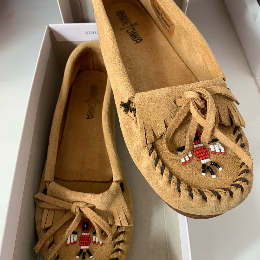 Minnetonka Tan Brown Suede Moccasins with Beaded Thunderbird and Hard Sole 8.5